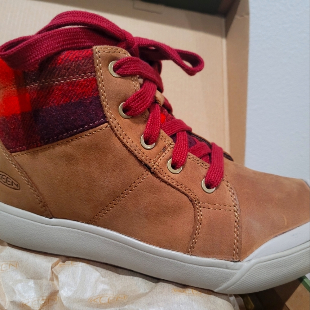 New leather Keens women's size 6